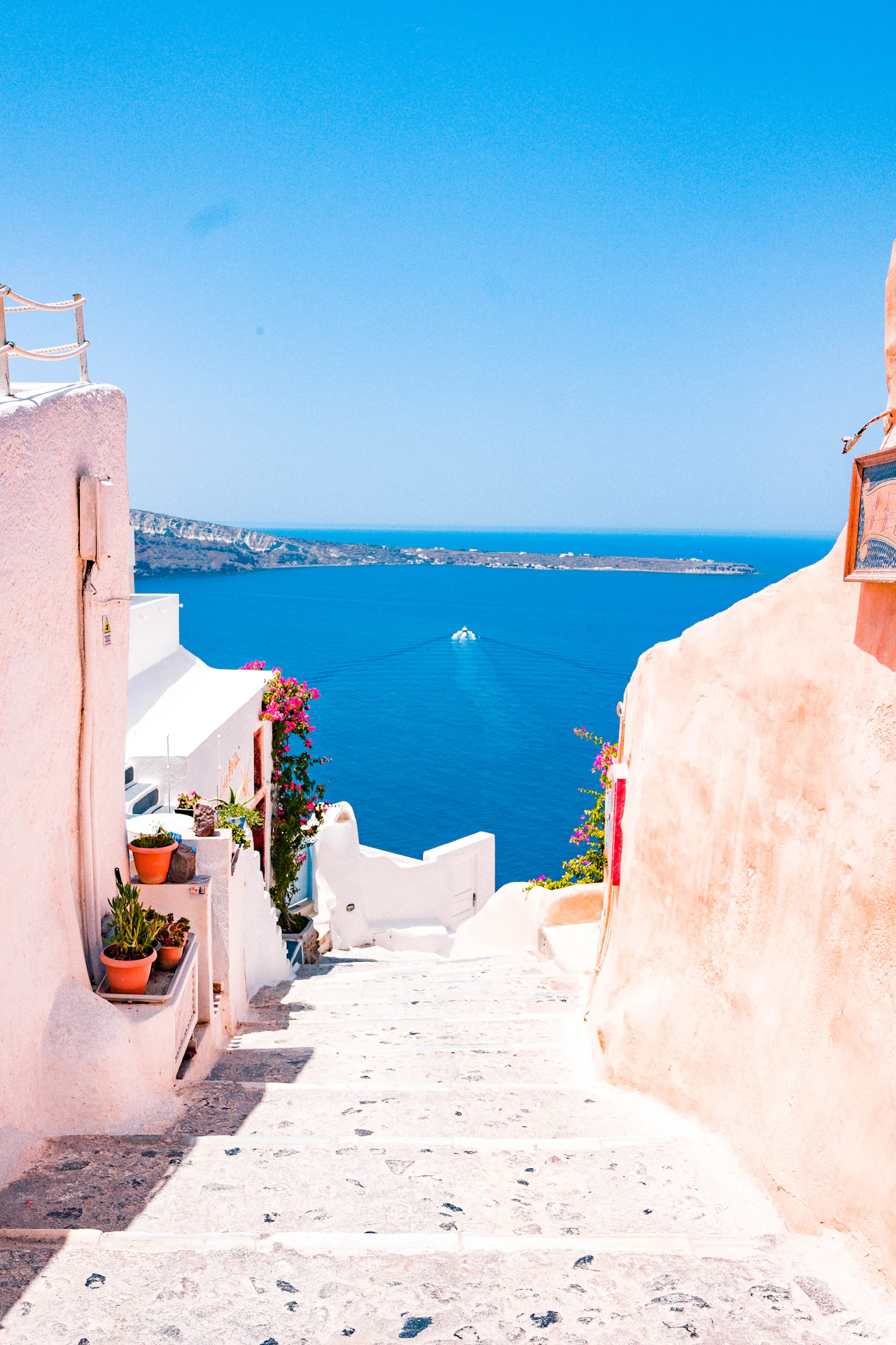 Best Travel eSIM Greece 5G (Athens, Santorini) - Wind prepaid mobile data at ATH/JTR from $1.99 ($0.66/GB)